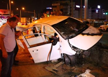 Kaza yapan araç alev alev yandı: Araçta sıkışan 2 kişiyi vatandaşlar kurtardı