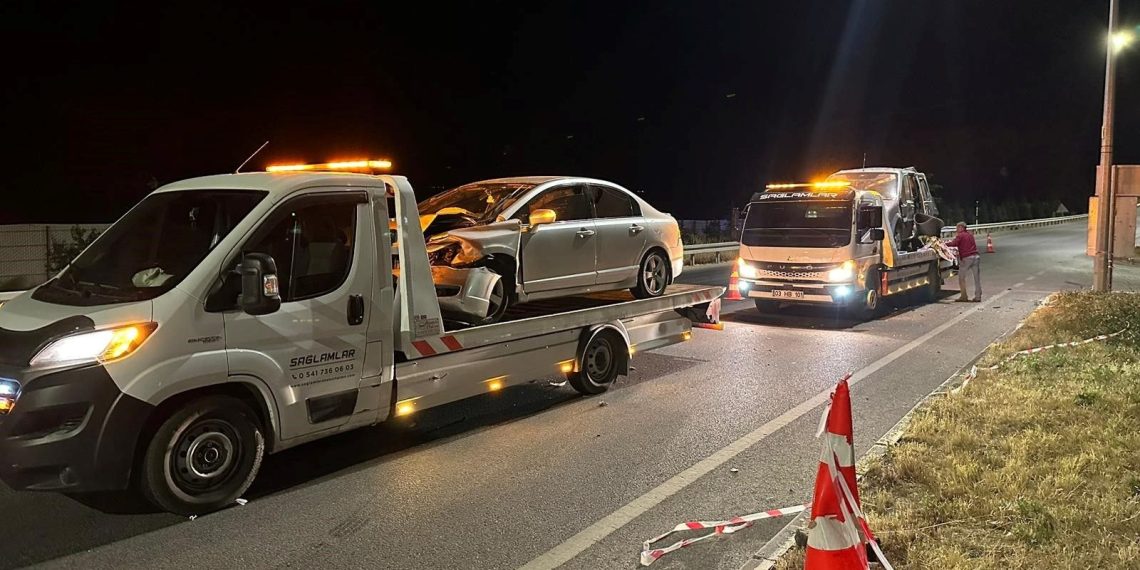 Kazada açılan bagaj kapağından dışarı fırlayarak öldü