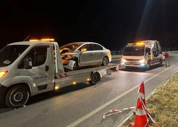 Kazada açılan bagaj kapağından dışarı fırlayarak öldü