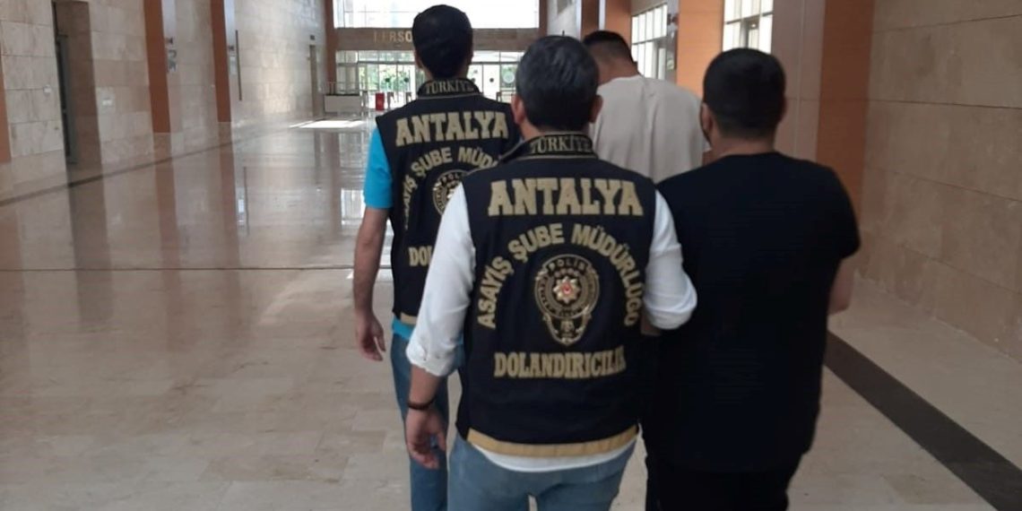 Kendilerini polis ve savcı diye tanıtıp 28 milyon liralık vurgun yaptılar