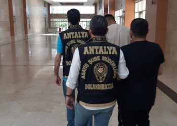 Kendilerini polis ve savcı diye tanıtıp 28 milyon liralık vurgun yaptılar