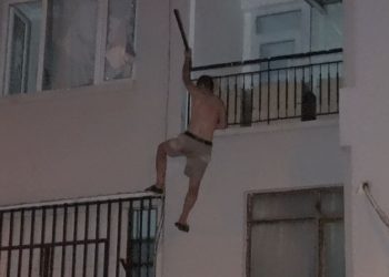 Kendini konuta kilitleyip bıçakla polise direndi: Birinci kattan düşüp yaralandı