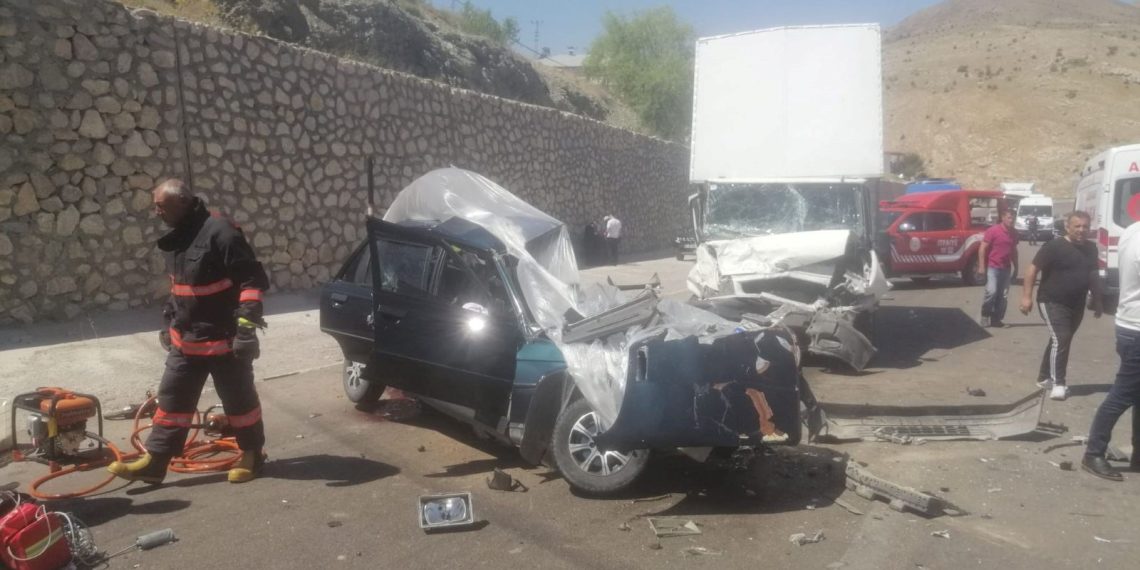 Malatya’da kamyonet ile araba çarpıştı: 2 meyyit