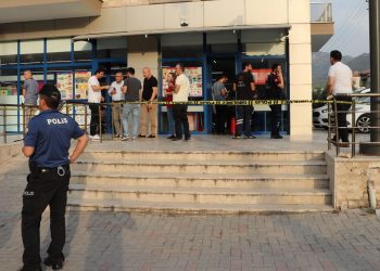 Markette tartıştığı eşini vurdu, akabinde intihar etti