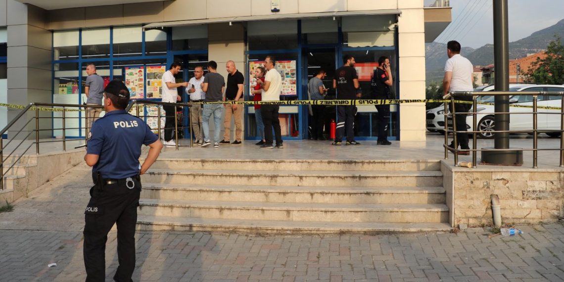 Markette tartıştığı eşini vurdu, akabinde intihat etti