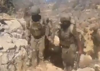 Mehmetçik, yaralı bayan teröristi sedyeyle taşıyıp tedavisini yaptı