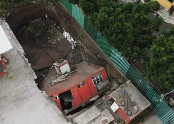 Meksika’da bir bina yolda oluşan dev çukurun içine devrildi