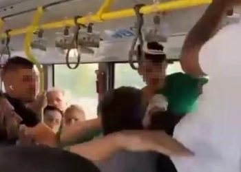 Metrobüste uçan tekmeli arbede