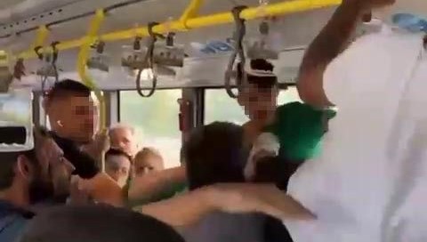 Metrobüste uçan tekmeli arbede