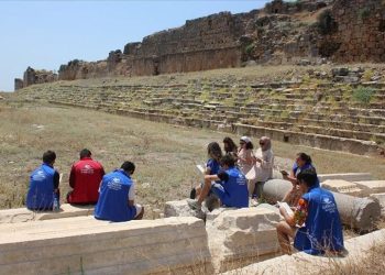 Muğla’da istekli gençler antik kentte kitap okudu, tiyatro sergiledi