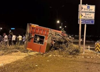 Niğde’de mera yangını: Müdahale için yola çıkan itfaiye aracı devrildi