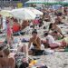 Odesa’da plajlar açıldı: Hava saldırısı alarmında denize girmek yasak