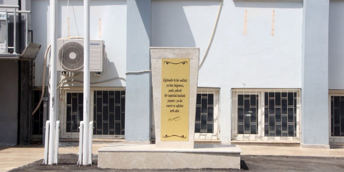 Okul bahçesindeki Atatürk büstüne akın