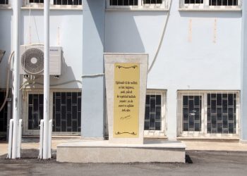 Okul bahçesindeki Atatürk büstüne akın