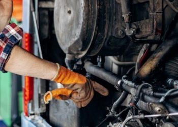 Otobüsün motorundan kaçak göçmen çıktı