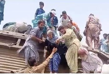 Pakistan’da yolcu treni raydan çıktı: 15 meyyit, 50 yaralı
