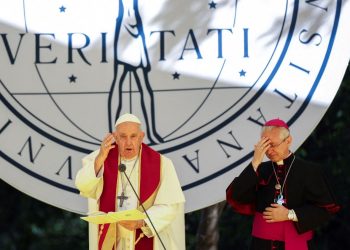 Papa Portekiz’de: Katolik Kilisesi kurumlarında cinsel istismara uğrayanlarla görüştü