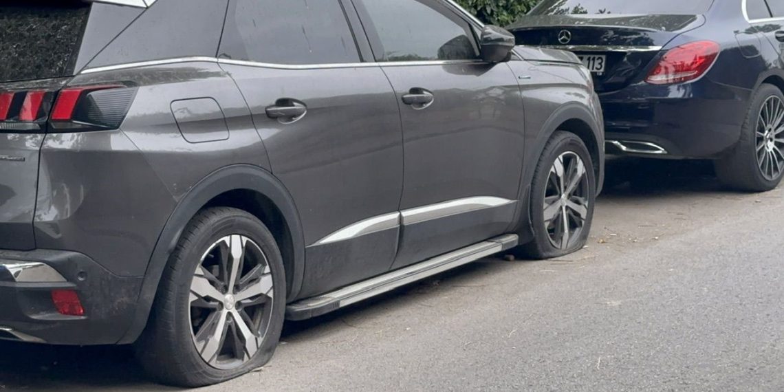 Park halindeki araçların lastiklerini patlattılar