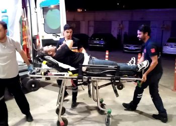 Parkta yer hengamesi: 10 kişilik küme bıçakla saldırdı