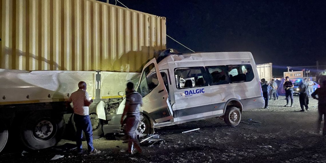 Personel servisi park halindeki TIR’a çarptı: 1 meyyit,7 yaralı