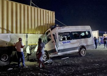 Personel servisi park halindeki TIR’a çarptı: 1 meyyit,7 yaralı