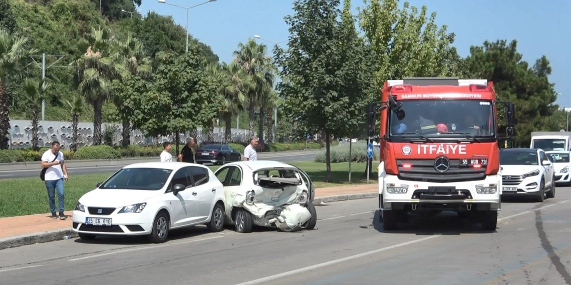 Polis aracı arabaya çarptı: 4 yaralı