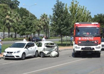 Polis aracı arabaya çarptı: 4 yaralı