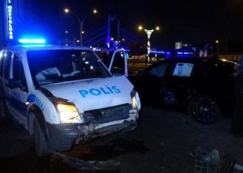 Polis aracı ile araba çarpıştı: 1’i polis 2 yaralı