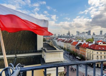 Polonya’da kendisini eleştiren tabibin bilgilerini yayımlayan Sıhhat Bakanı istifa etti