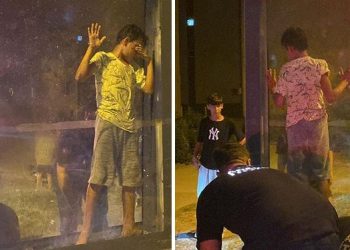 Reklam panosuna giren çocuk mahsur kaldı: İtfaiye kurtardı