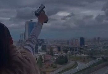 Rezidansta silahla havaya ateş açtı