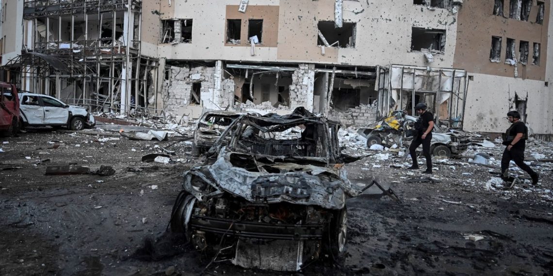 Rusya, Zaporijya’da oteli vurdu: 1 meyyit, 14 yaralı