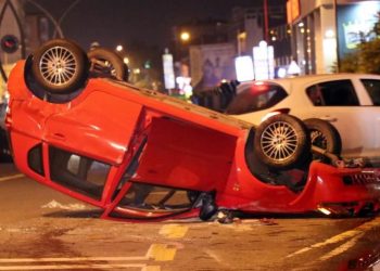 Sakarya’da trafik kazası: Takla atan arabası bırakıp kaçtı