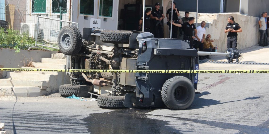 Şanlırurfa’da polis aracı devrildi