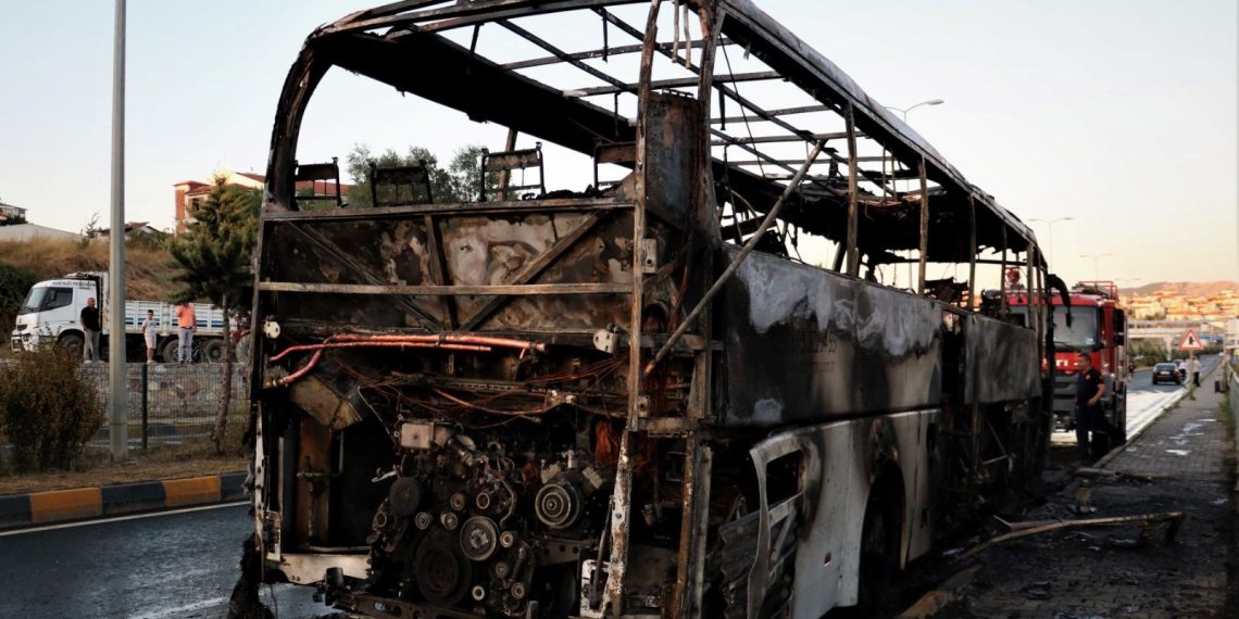 Seyir halindeki yolcu otobüsü küle döndü