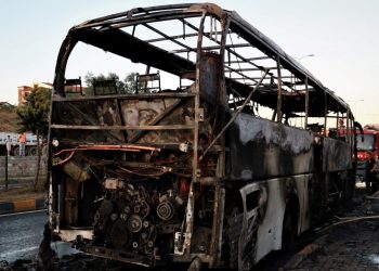 Seyir halindeki yolcu otobüsü küle döndü