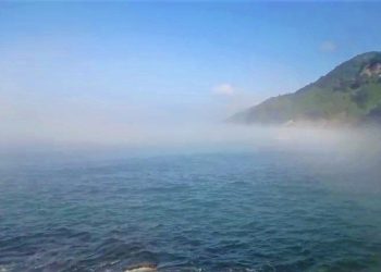 Sıcaklık düştü, denizin üzerinde sis bulutu oluştu