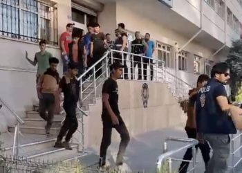 Şoförünün terk edip kaçtığı minibüsten 23 kaçak göçmen çıktı