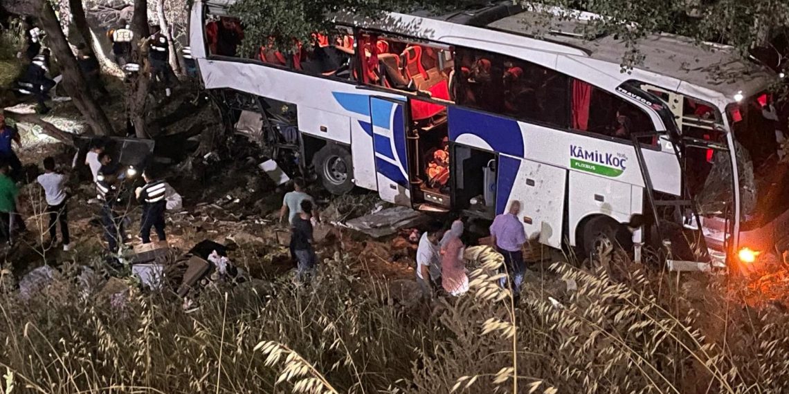 SON DAKİKA HABERİ: Yozgat’ta yolcu otobüsü devrildi: 12 meyyit, 19 yaralı