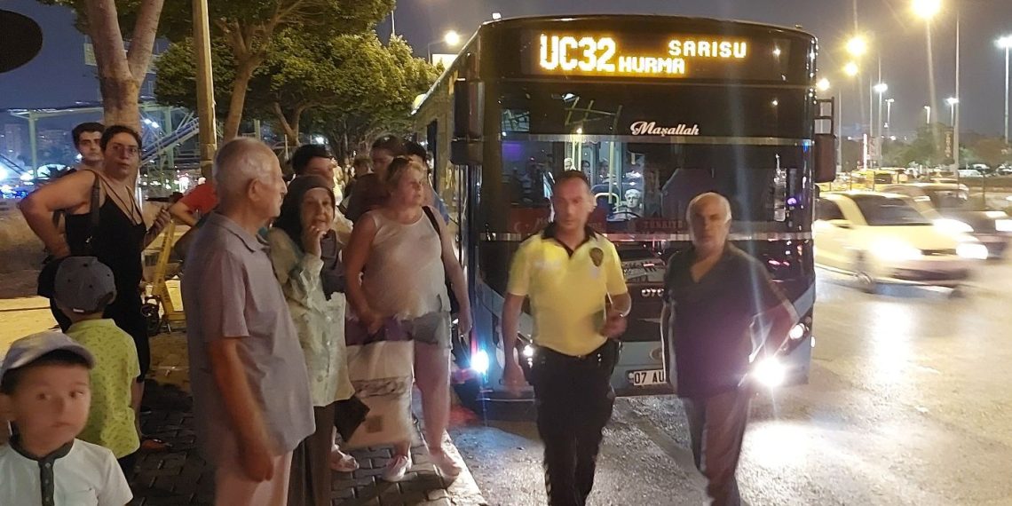 Sürücü “psikolojim bozuldu” deyip araçtan indi