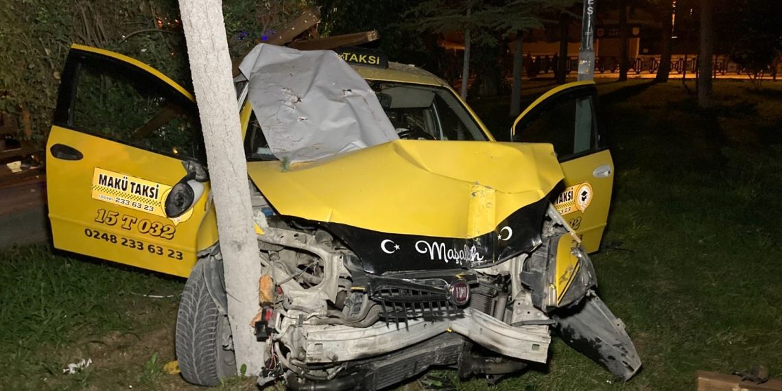 Taksici polisten kaçarken kaza yaptı | Hem alkollü hem ehliyetsiz
