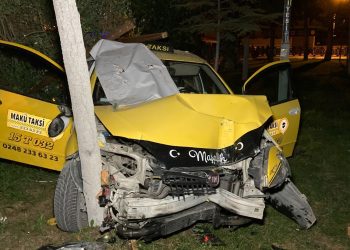Taksici polisten kaçarken kaza yaptı | Hem alkollü hem ehliyetsiz