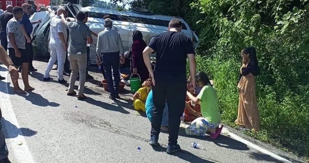 Tarım emekçilerini taşıyan minibüs, arabayla baş başa çarpıştı: 17 yaralı