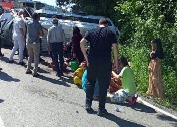 Tarım emekçilerini taşıyan minibüs, arabayla baş başa çarpıştı: 17 yaralı