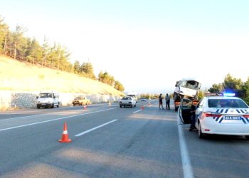 Tarım personellerini taşıyan minibüs şarampole devrildi: 1 meyyit, 14 yaralı