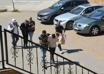 Tartıştığı kız arkadaşının parmaklarını satırla kesti