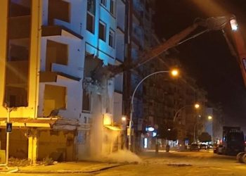 Tehlike saçan ağır hasarlı bina denetimli biçimde yıkıldı