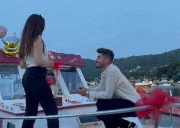 Teknede evlilik teklif ederken yüzüğü denize düşürdü