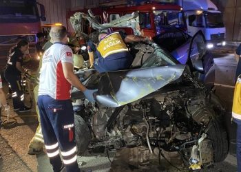 TEM’de feci kaza: Makas atan şoför kamyona çarptı; 2 yaralı