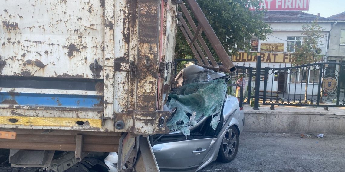 TIR’a çarpan arabadaki 4 kişi öldü